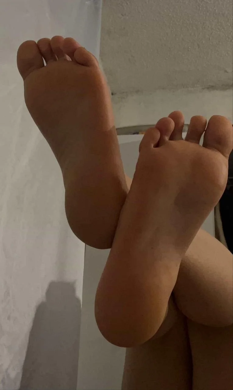 Beautiful feet slut egirl image 4