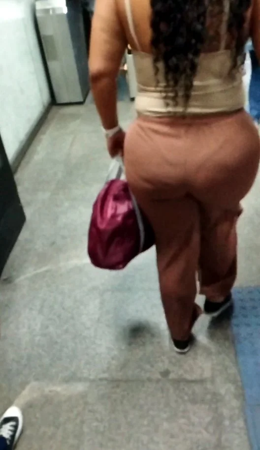 flagra gordinha rabuda no metro image 2