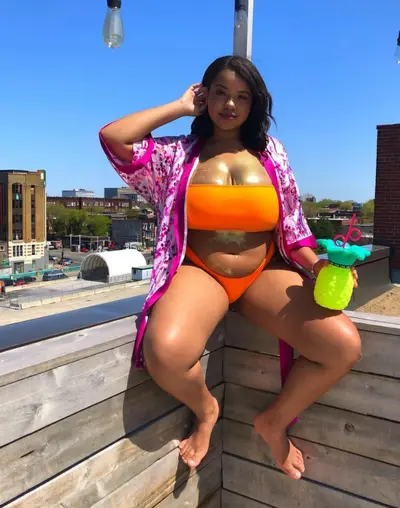 Jessica , mannequin taille plus qui vous en offre vraiment plus cover image
