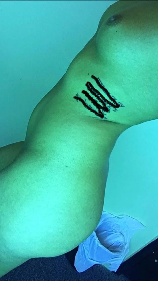 Guy wants his 22yo fiancé shared with the world image 5