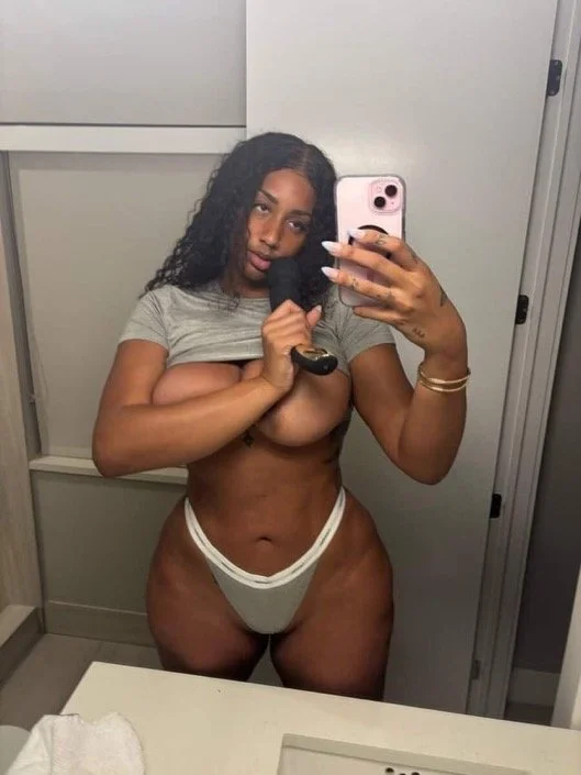 Beautiful thick 6’7 Latina😍😍👅🍑🍒 image 2