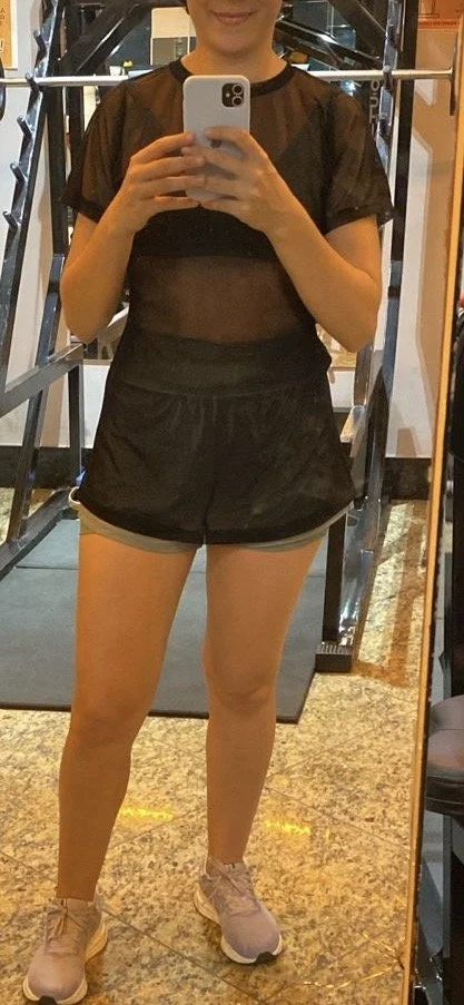 Esposa na academia, ela está cada dia mais gostosa. main image