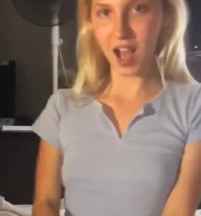 Rubia Putita Hace Paja Y Recibe Facial cover image