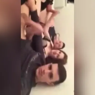 Novinha Gringa Vazou Batendo Uma E Mamando Dois Amigos cover image