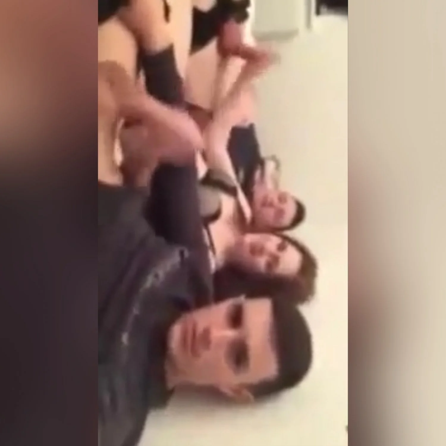 Novinha Gringa Vazou Batendo Uma E Mamando Dois Amigos main image