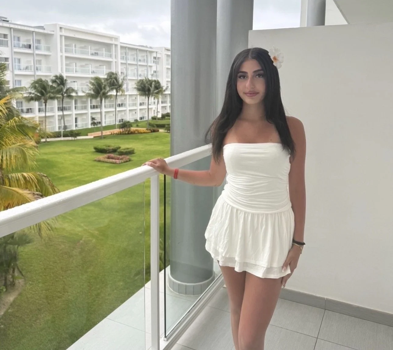 Brown irl Andia main image
