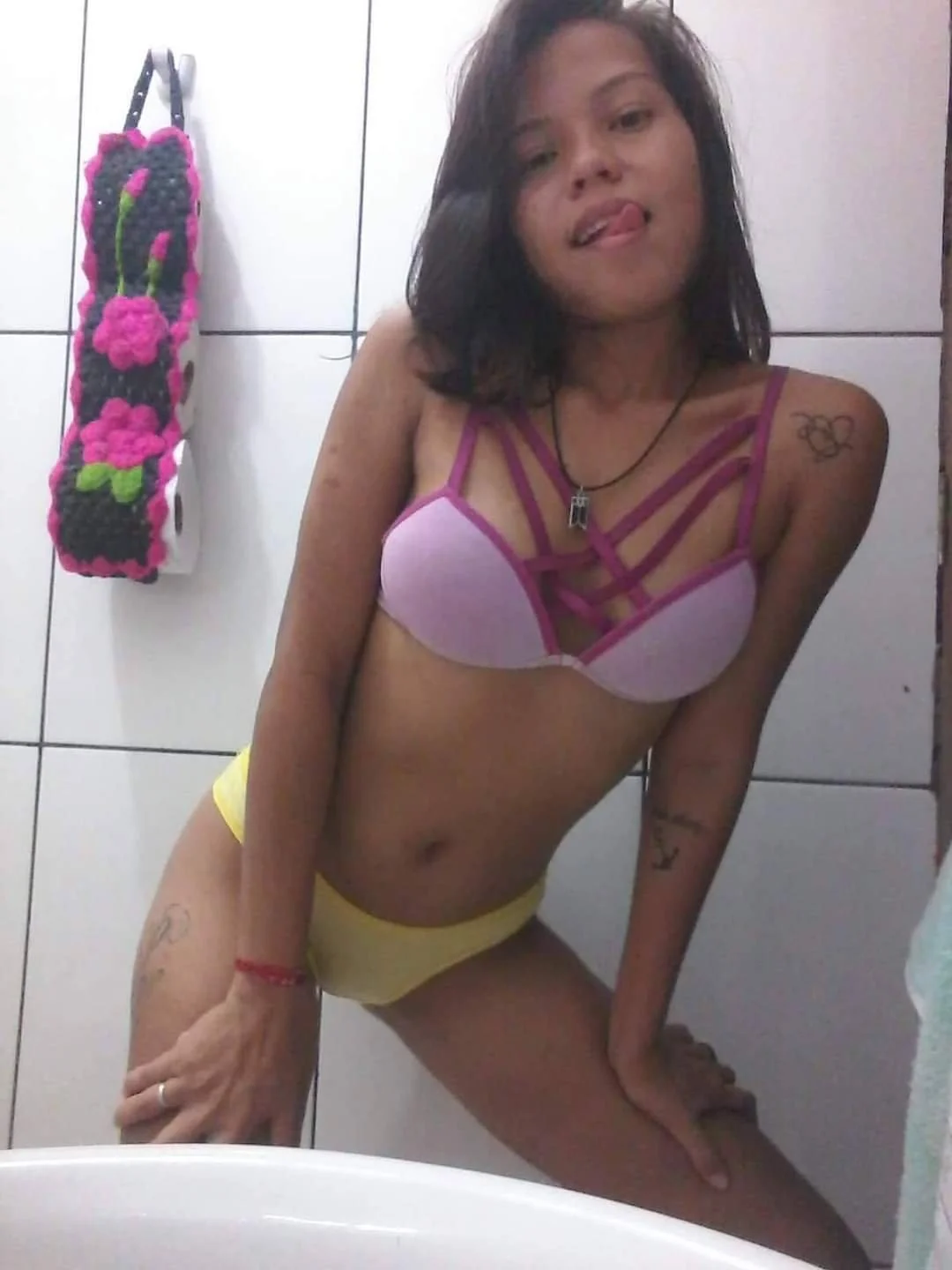 Novinha magrinha gostosa image 12