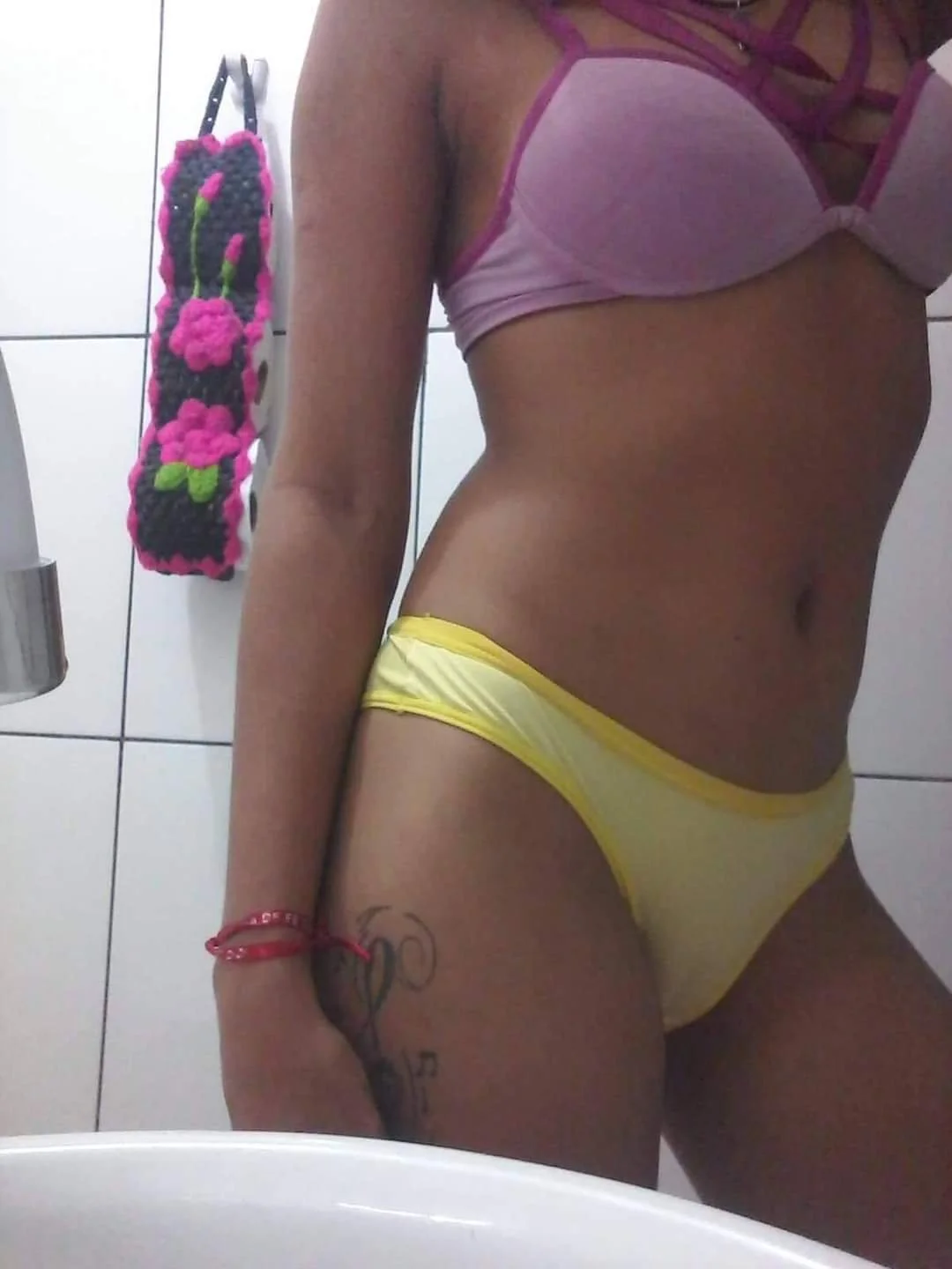 Novinha magrinha gostosa image 15