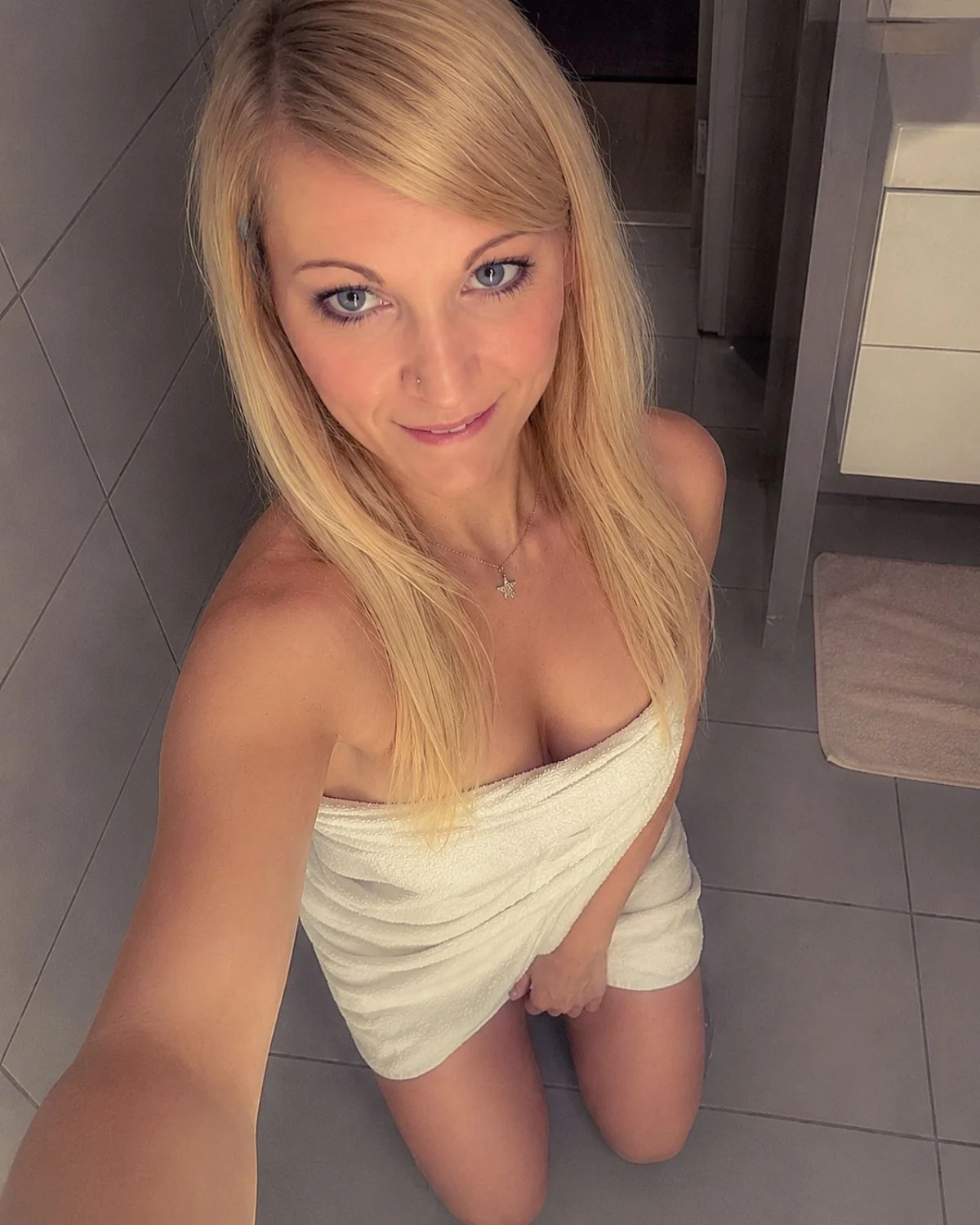 Kik slut Sandrabi.39 wants to be famous go message and degrade her image 3