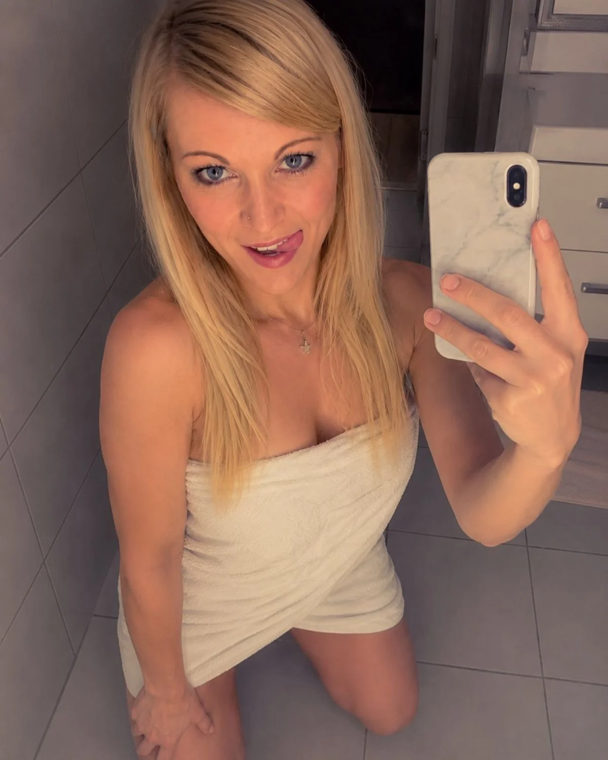 Kik slut Sandrabi.39 wants to be famous go message and degrade her image 4