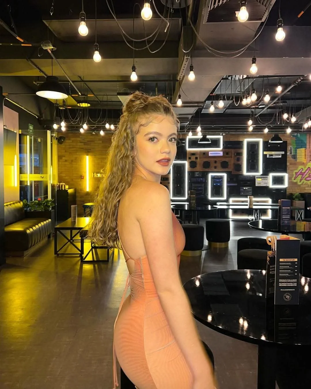 Hermosa rubia latina de buen culo image 17