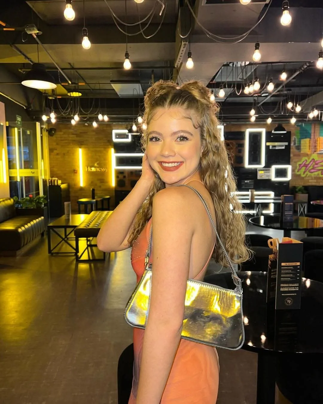 Hermosa rubia latina de buen culo image 18