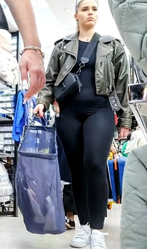Flagra de loira de legging transparente fazendo compras main image