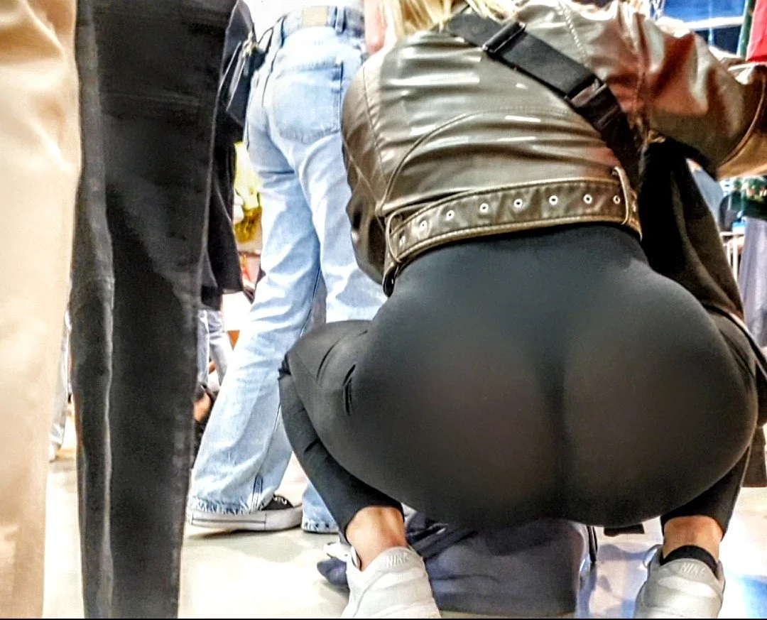 Flagra de loira de legging transparente fazendo compras image 3