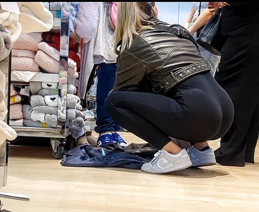 Flagra de loira de legging transparente fazendo compras image 4