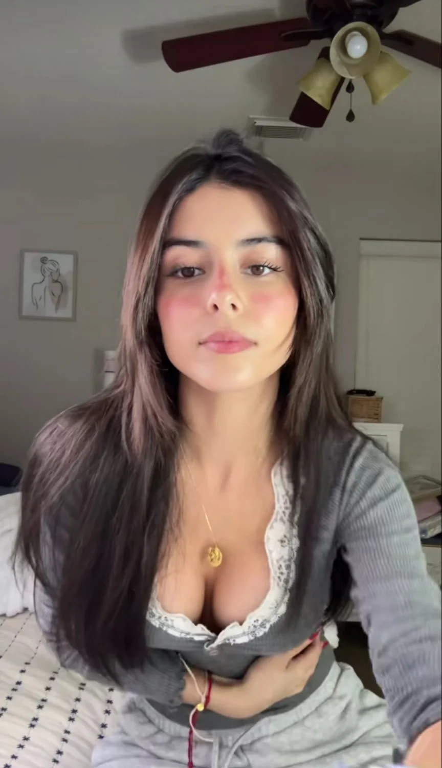 Influencer latina pide tu semen en su caritaa 😋🤤🥵💦 image 1