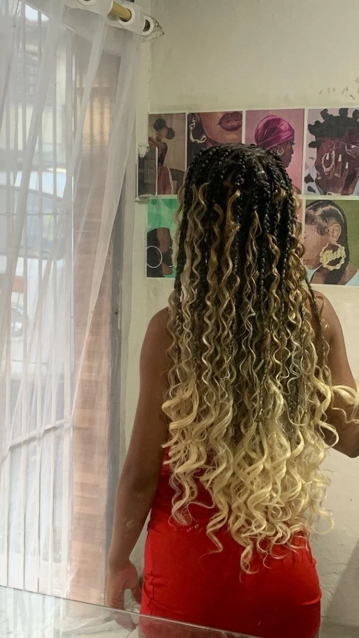 Pretinha novinha baixa renda com namorado e amigos image 2
