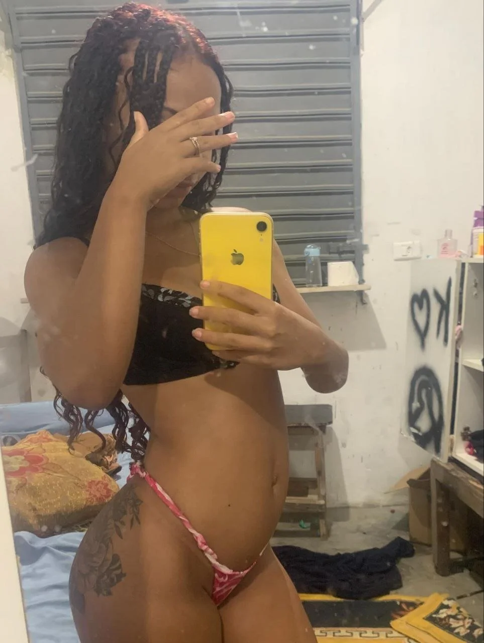Pretinha novinha baixa renda com namorado e amigos image 5