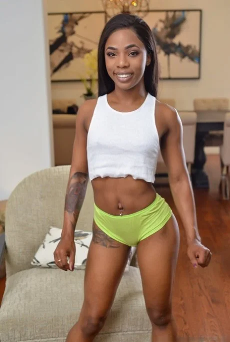 Sarah Banks image 16