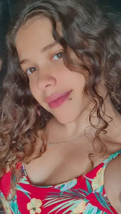 Loirinha linda cacheada fica quicando na pica e gemendo igual uma putinha cover image