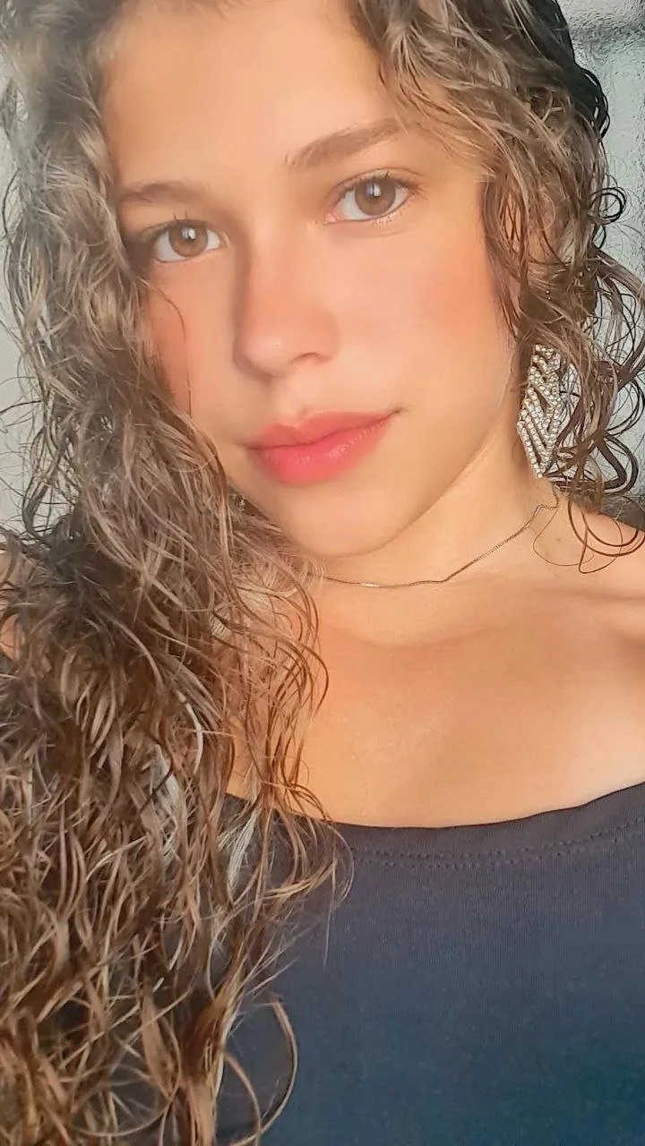Loirinha linda cacheada fica quicando na pica e gemendo igual uma putinha image 2