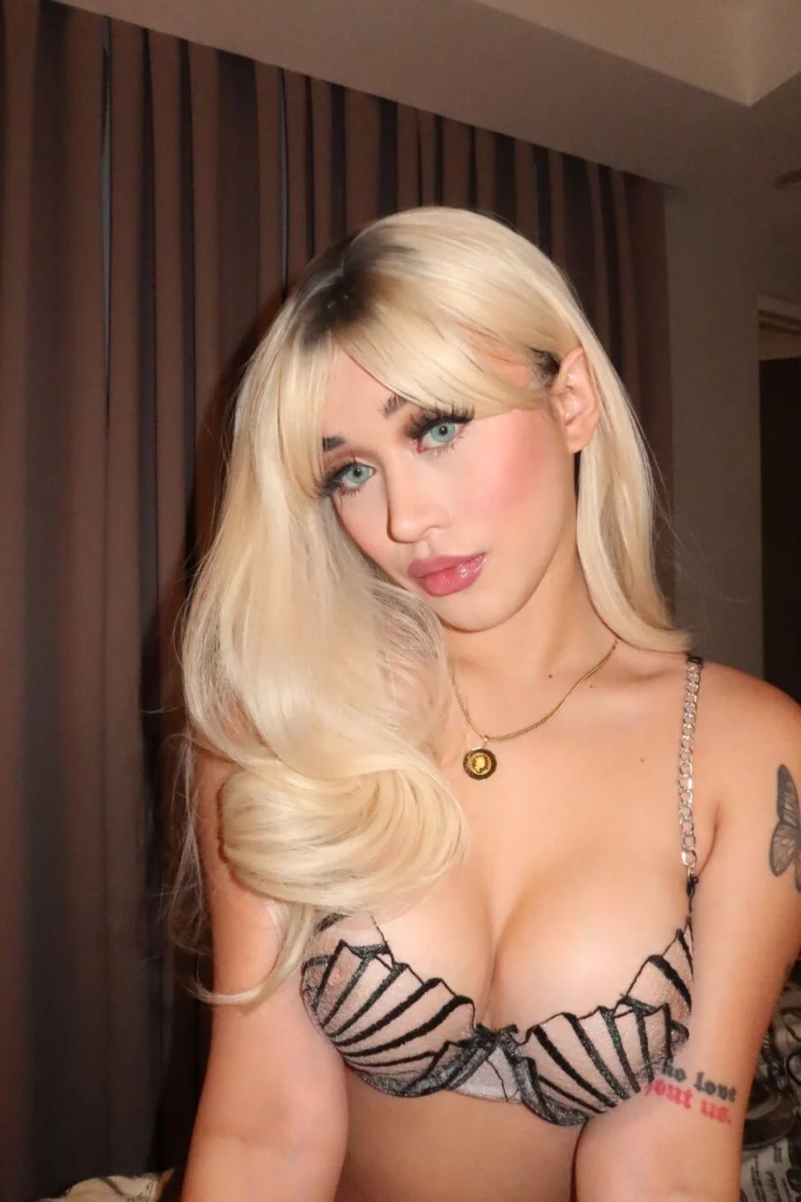 Carrie_Colbyxx gosta de dar prazer ao seu pau feminino e gozar muito ta Cum ( 23 48 ) image 11