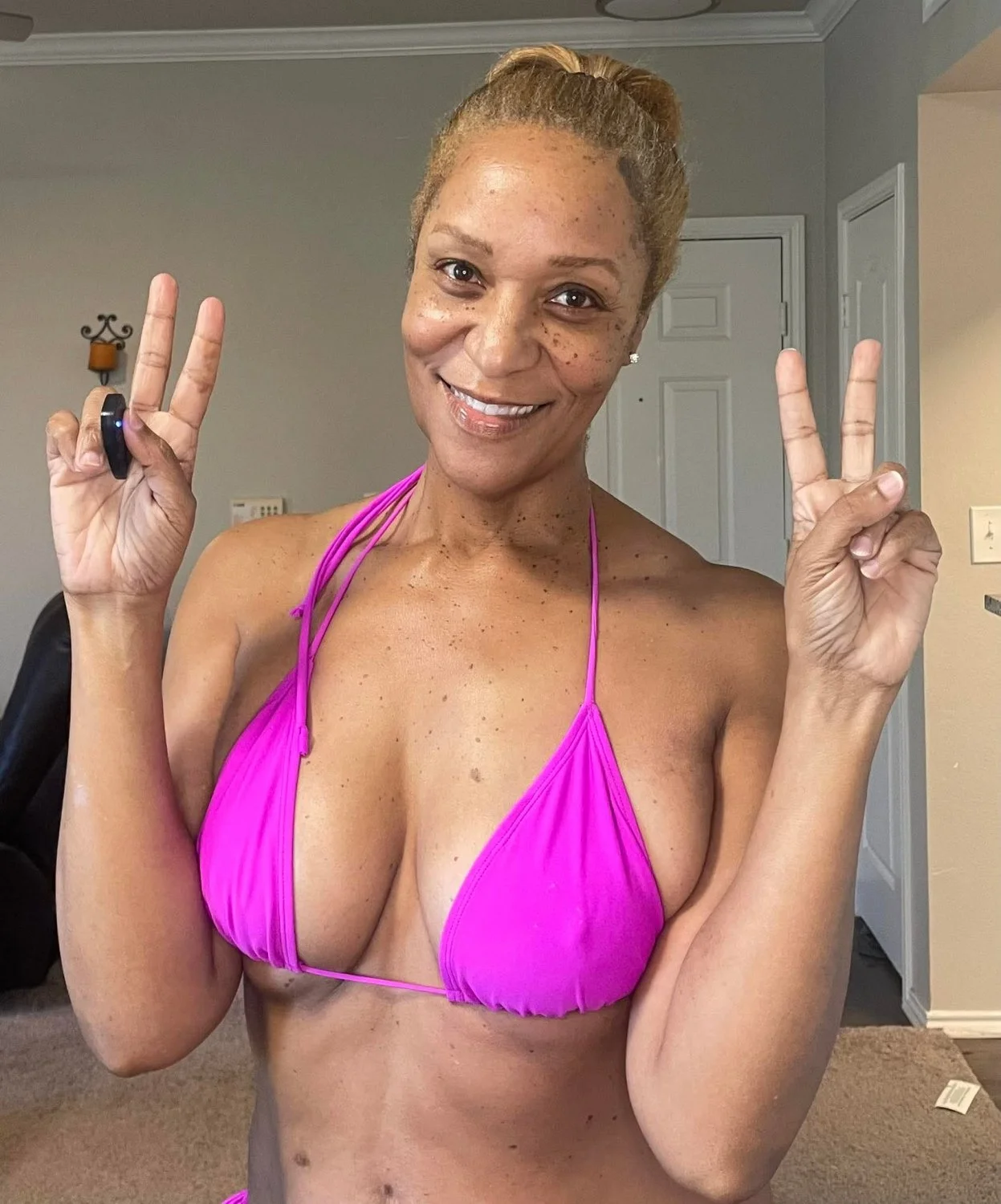 Sexy Ebony GILF Sandra image 10