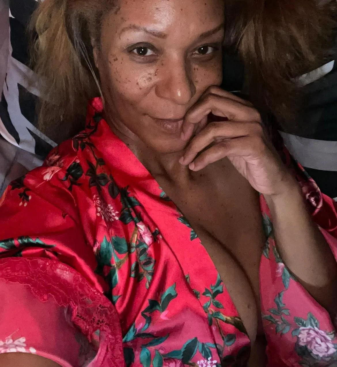 Sexy Ebony GILF Sandra image 13