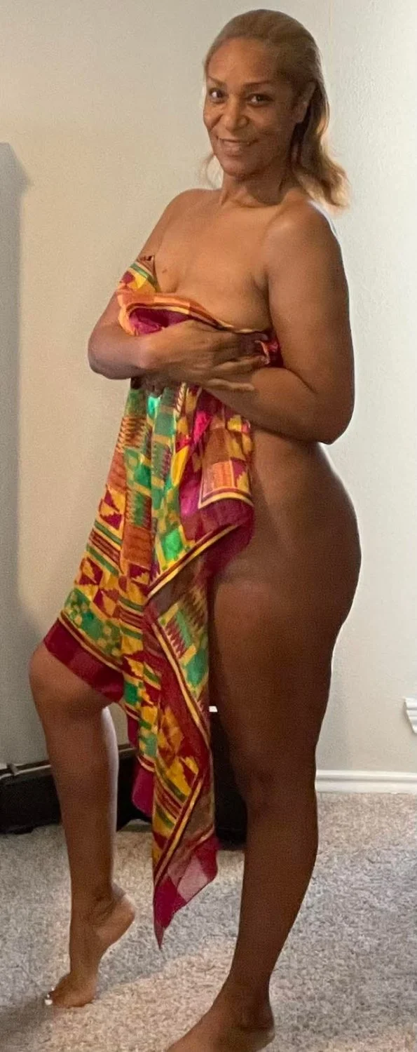 Sexy Ebony GILF Sandra image 14