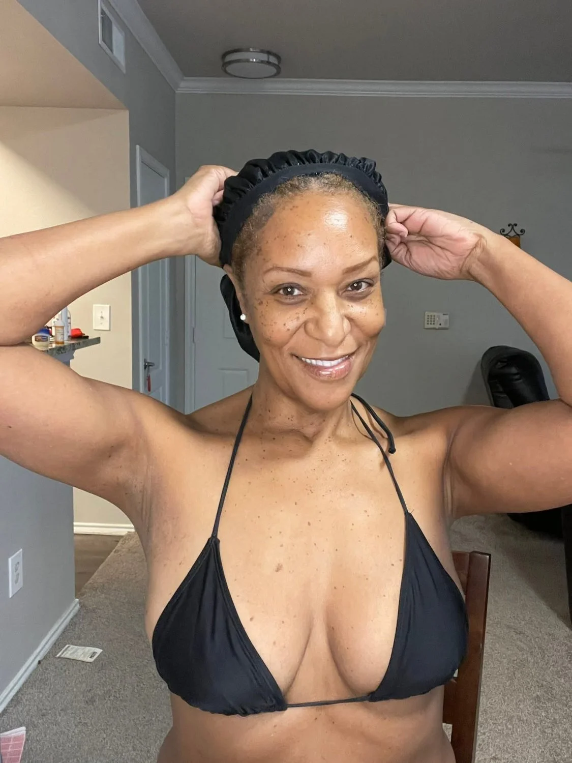 Sexy Ebony GILF Sandra image 23