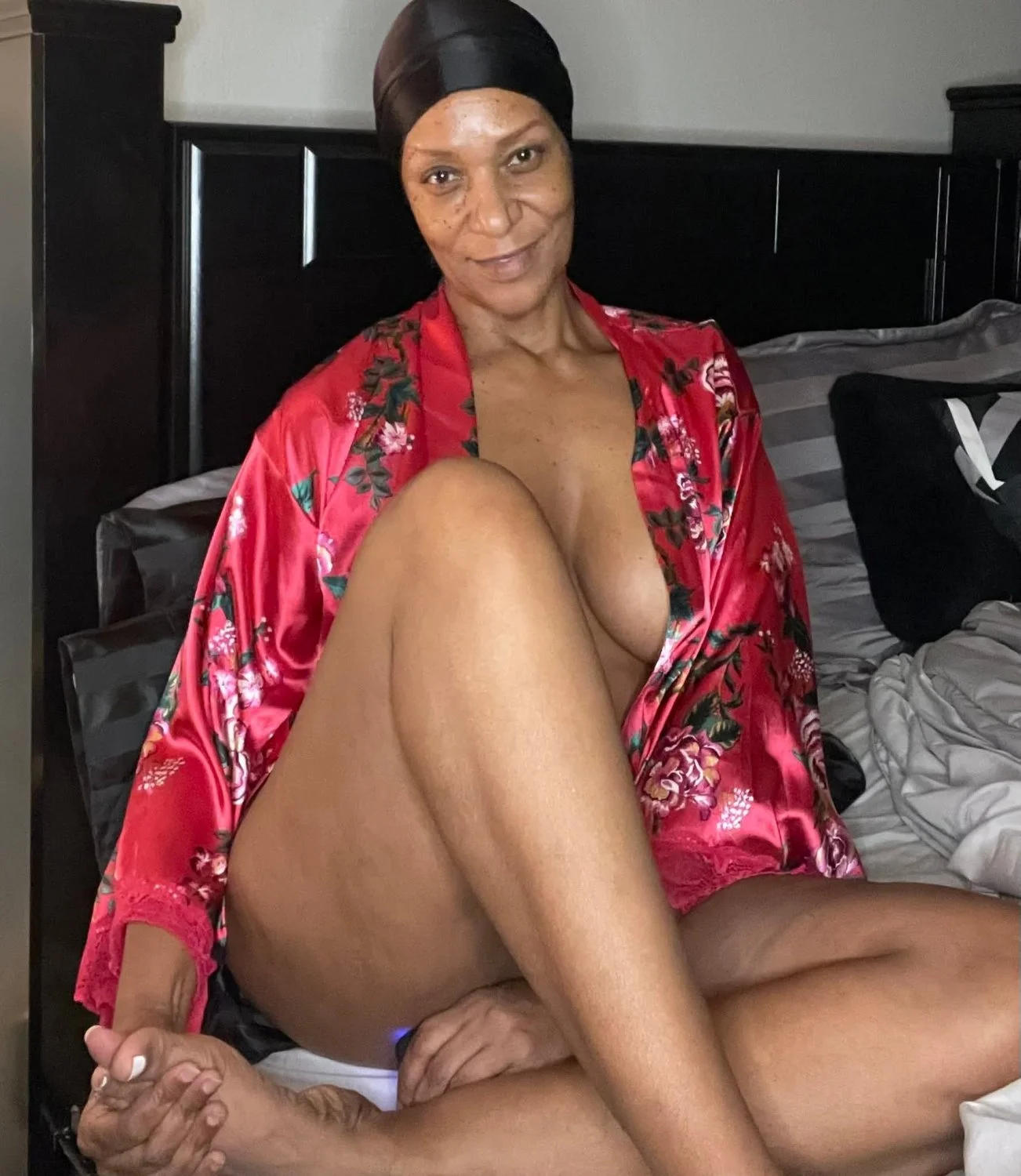 Sexy Ebony GILF Sandra image 25