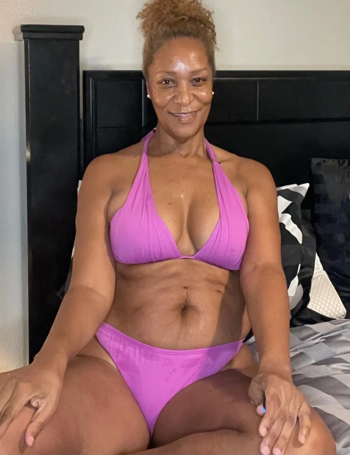 Sexy Ebony GILF Sandra image 27
