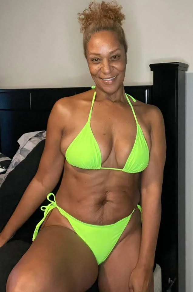 Sexy Ebony GILF Sandra image 3