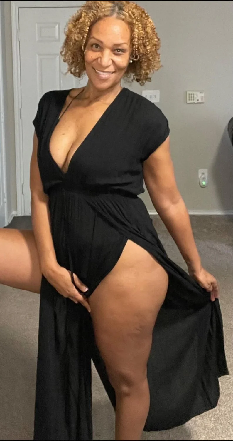 Sexy Ebony GILF Sandra image 37