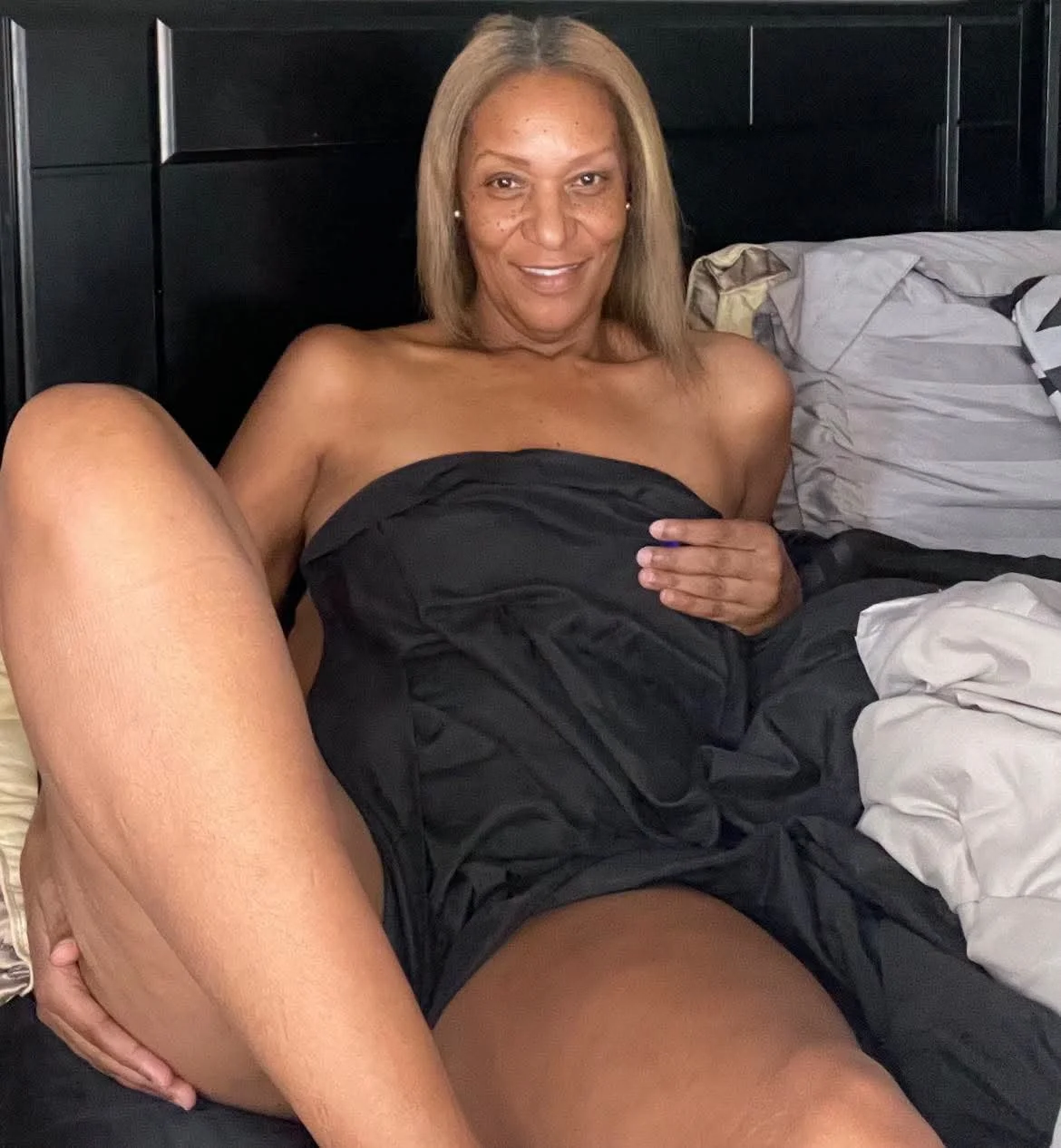 Sexy Ebony GILF Sandra image 40