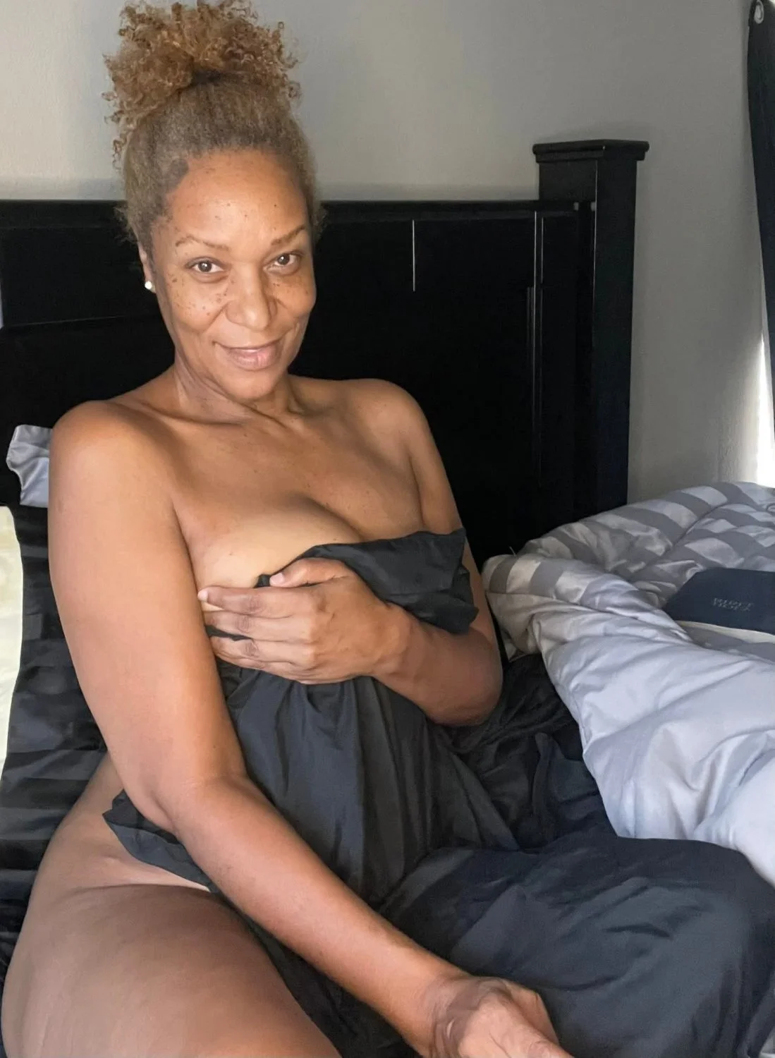Sexy Ebony GILF Sandra image 44