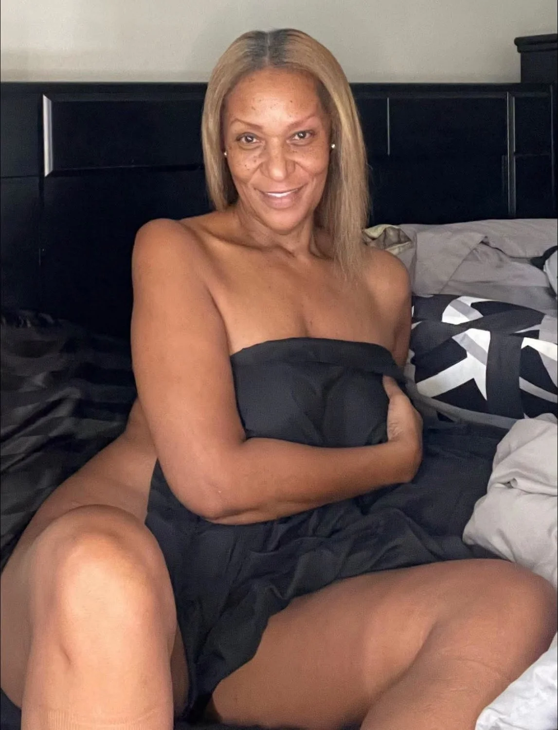 Sexy Ebony GILF Sandra image 45