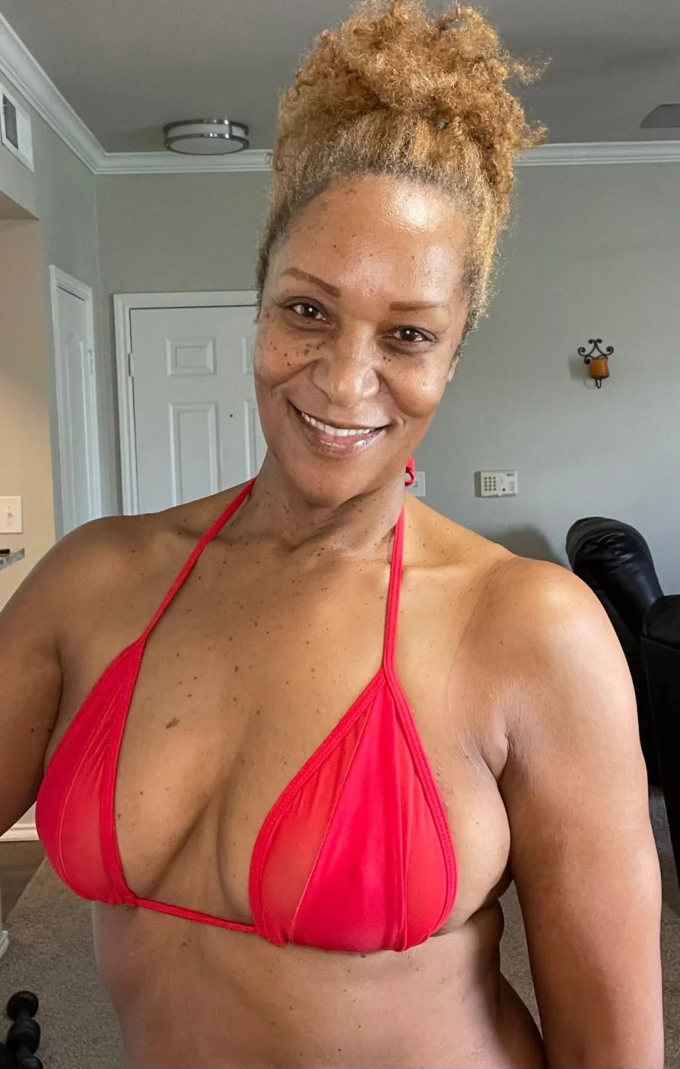 Sexy Ebony GILF Sandra image 47