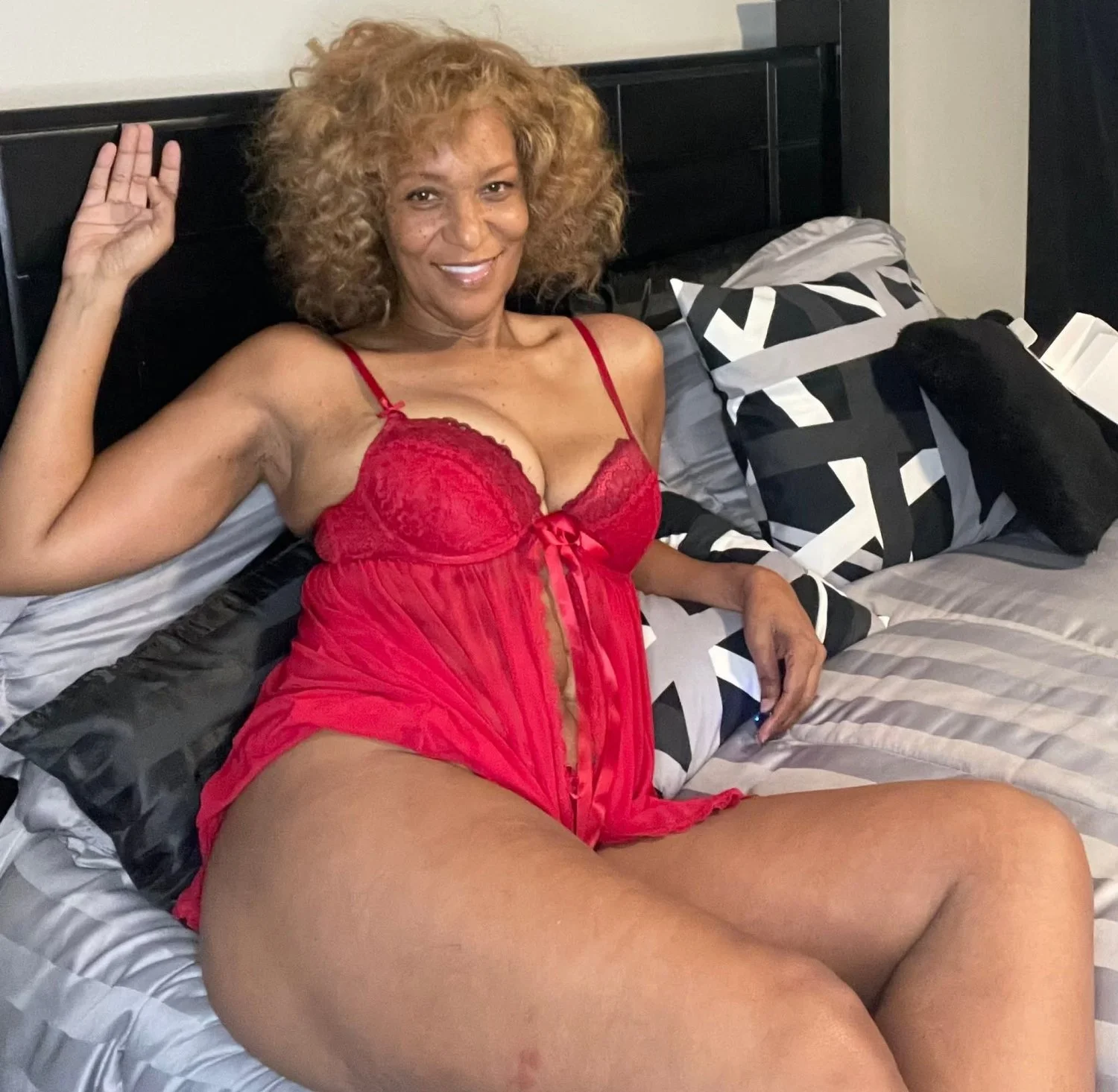 Sexy Ebony GILF Sandra image 48