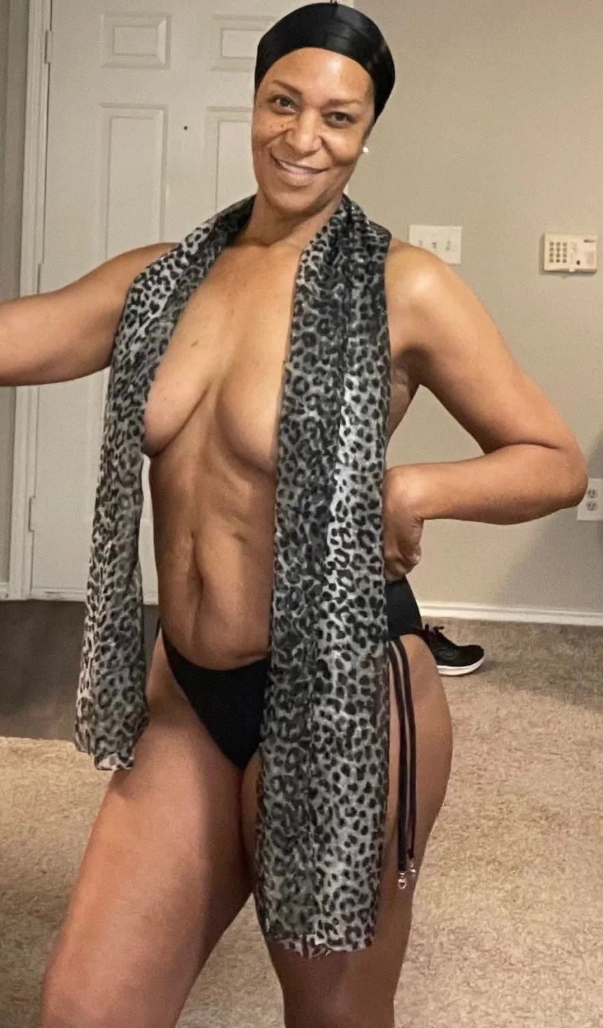 Sexy Ebony GILF Sandra image 5