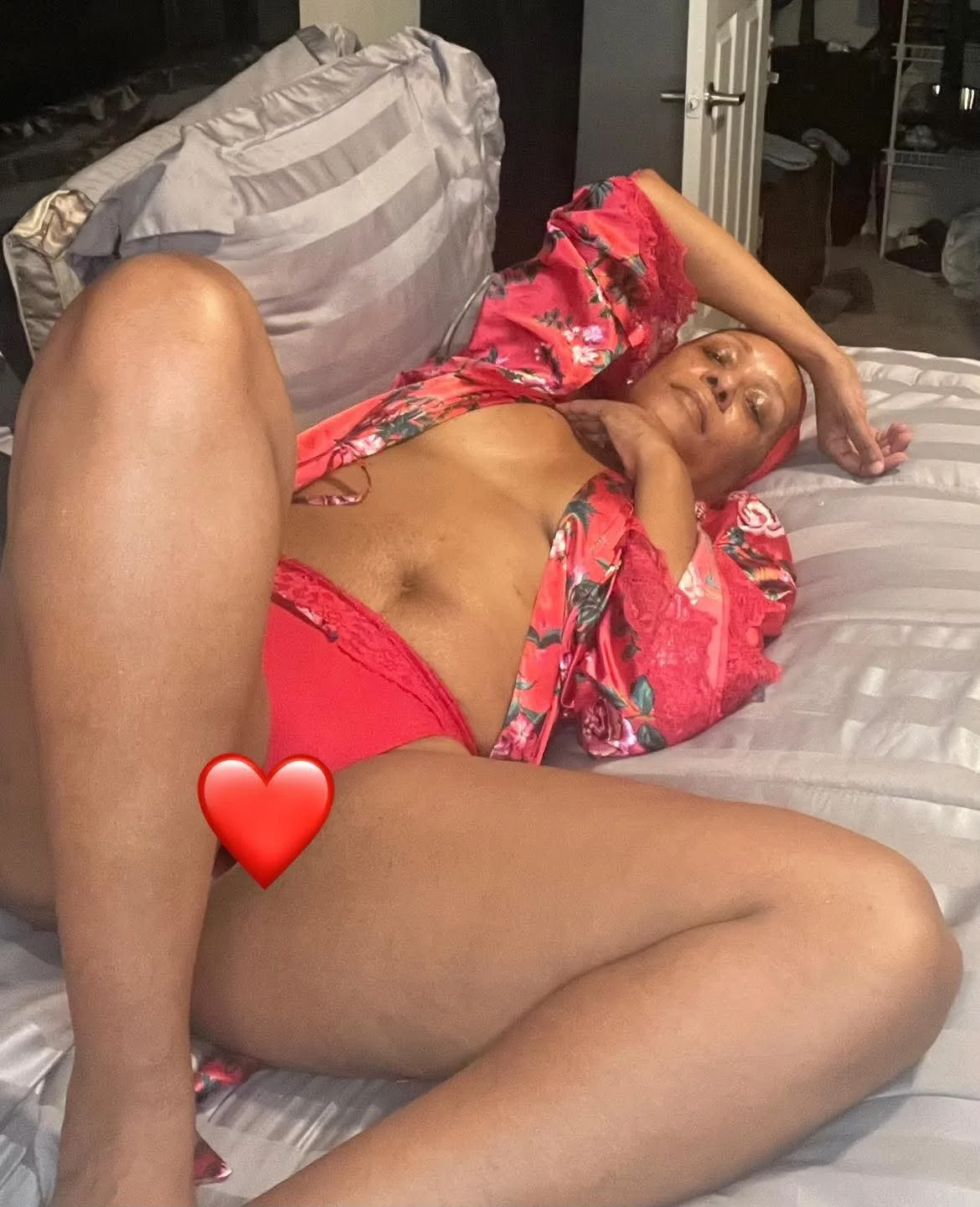 Sexy Ebony GILF Sandra image 9