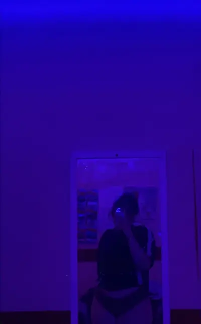 Hermoso culo y piernas de chica marihuana😍 cover image
