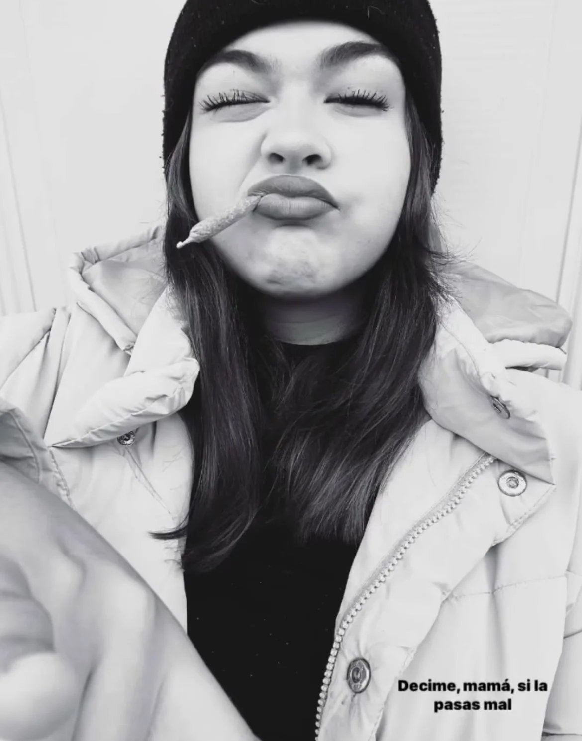 Hermoso culo y piernas de chica marihuana😍 image 4