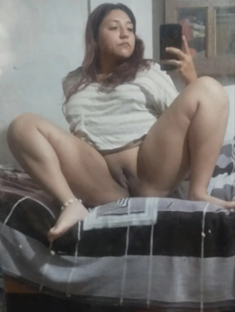 Hoy tenemos a esta gorda puta cerda expuesta por su hermano que le reviso el celular main image