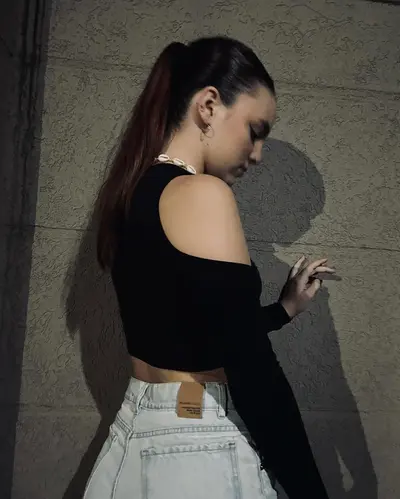 Tinder slut shakes her ass cover image