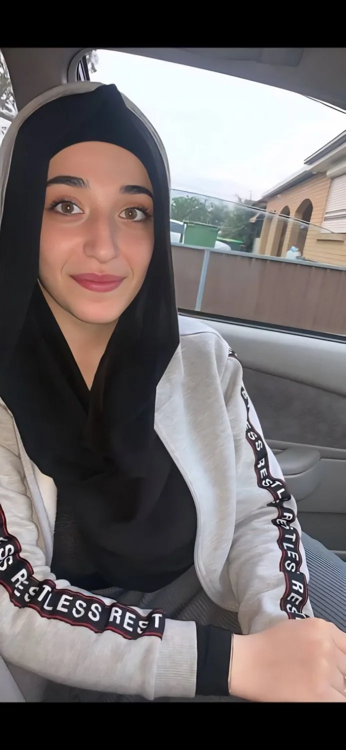 Turkish hijabi Zeynep main image
