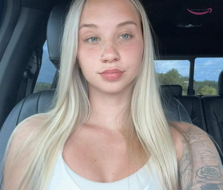 Blonde cutie gets railed main image