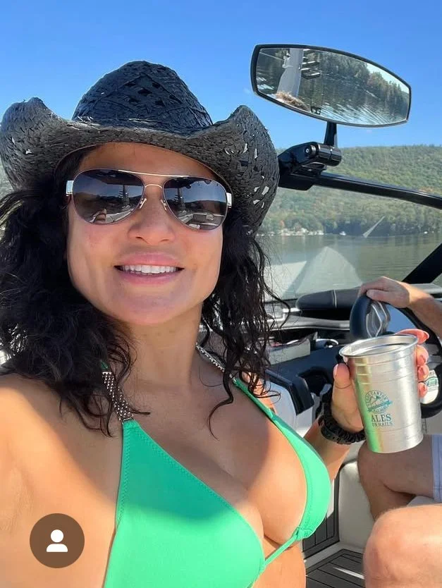 Friends hot mom main image