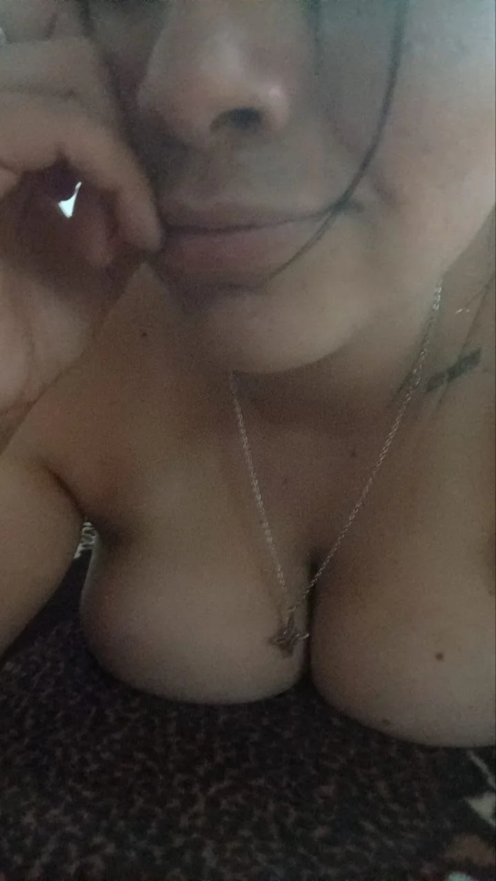 Cornudo entrega a su puta en grupos de Telegram image 1