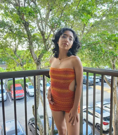 Cuban babe gives nice cock rate cover image